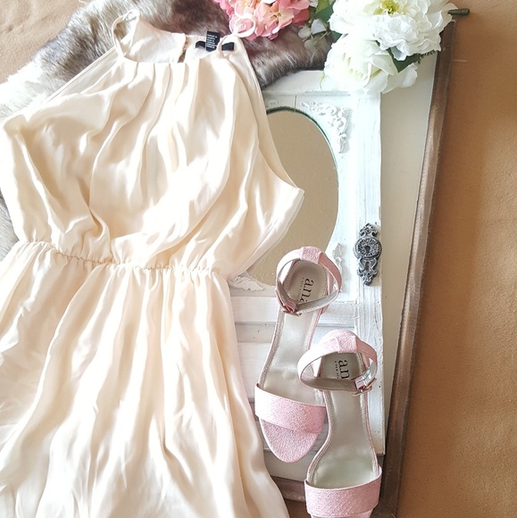 Cream colored  dress - Picture 3 of 4